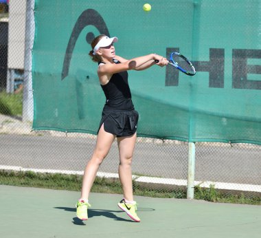 Orenburg, Rusya - 15 Ağustos 2017: Orenburg Bölgesi Tenis Federasyonu ödüllerinde oynayan kız