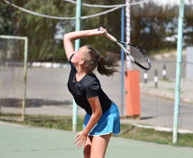 Orenburg, Rusya - 15 Ağustos 2017: Orenburg Bölgesi Tenis Federasyonu ödüllerinde oynayan kız