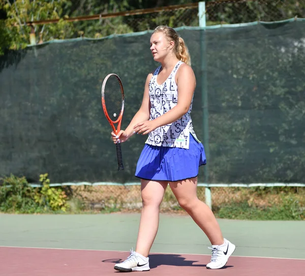 Orenburg Russland August 2017 Jahr Mädchen Spielt Tennis Auf Den — Stockfoto