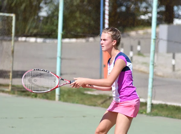 Orenburg Russia Agosto 2017 Anno Ragazza Che Gioca Tennis Sui — Foto Stock