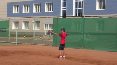 Orenburg, Rusya - 15 Ağustos 2017: Erkekler Orenburg Bölgesi Tenis Federasyonu ödüllerinde tenis oynuyorlar 