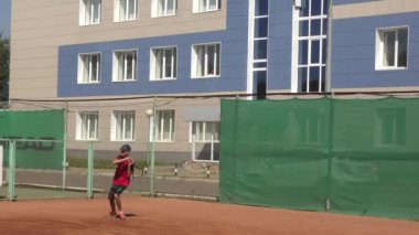 Orenburg, Rusya - 15 Ağustos 2017: Erkekler Orenburg Bölgesi Tenis Federasyonu ödüllerinde tenis oynuyorlar 