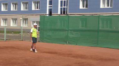 Orenburg, Rusya - 15 Ağustos 2017: Erkekler Orenburg Bölgesi Tenis Federasyonu ödüllerinde tenis oynuyorlar 