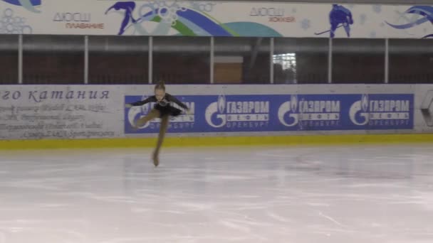 2017年3月25日 俄罗斯奥伦堡 女子花样滑冰比赛 — 图库视频影像