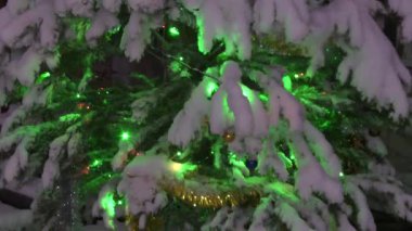 Noel ağacında çok renkli ışıkları olan çelenkler.