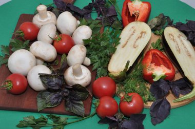 Taze mantarlar patlıcan domatesler ve baharatlı otlar.