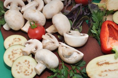 Taze mantarlar patlıcan domatesler ve baharatlı otlar.