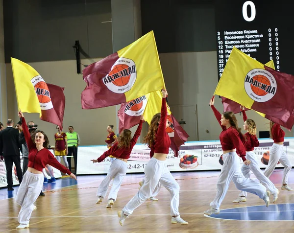 2018年11月24日 俄罗斯奥伦堡 女子篮球联赛在 Orenburg Ummc Ekaterinburg 之间的比赛中打篮球 — 图库照片