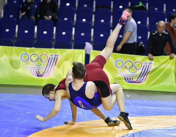 オレンブルク ロシア 2017年3月15日 16日 若い男性がスポーツレスリングでボルガ連邦地区選手権でスポーツレスリングに出場 — ストック写真