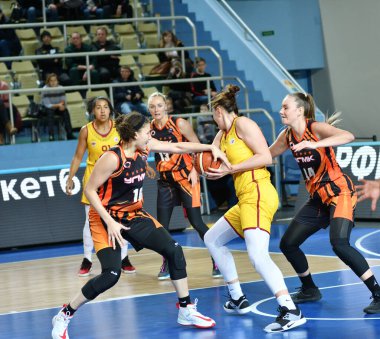 Orenburg, Rusya - 24 Kasım 2019: Kızlar 