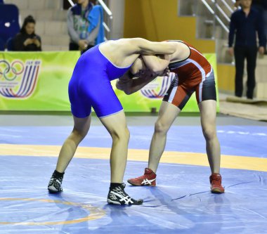 Orenburg, Rusya - 15-16 Mart 2017: Gençler Volga Federal Bölge Şampiyonası 'nda spor güreşi yapıyorlar 