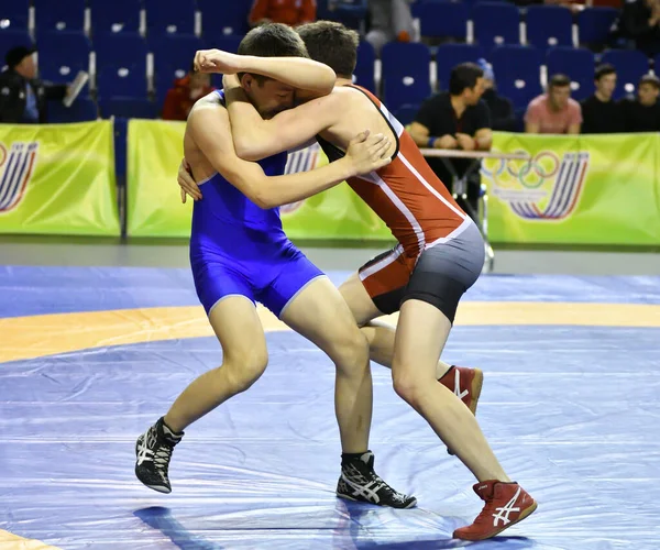 Orenburg Rusia Marzo 2017 Hombres Jóvenes Compiten Lucha Deportiva Campeonato — Foto de Stock