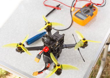 Fpv yüksek hızlı drone helikopter