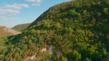 FPV insansız hava aracı görüntüsü. Tipova rezervinin dağ manzarası Moldova