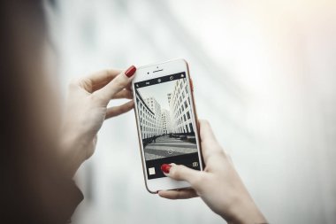 Çekici kız cep telefonuyla fotoğraf gökdelen yapma.