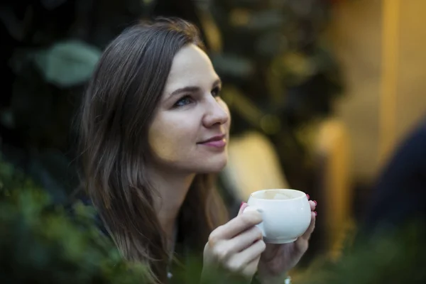 Joven chica atractiva bebiendo café en la cafetería — Foto de Stock