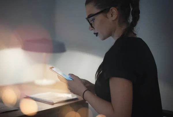 Ung Brunett Flicka Med Glasögon Håller Mobiltelefon Och Chatta Flicka — Stockfoto