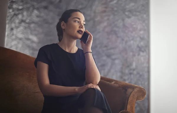 Giovane Ragazza Bruna Che Parla Con Telefono Cellulare Mentre Seduta — Foto Stock