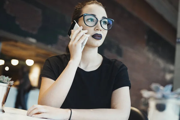 Ung Brunett Flicka Med Glasögon Som Pratar Med Mobiltelefon Café — Stockfoto