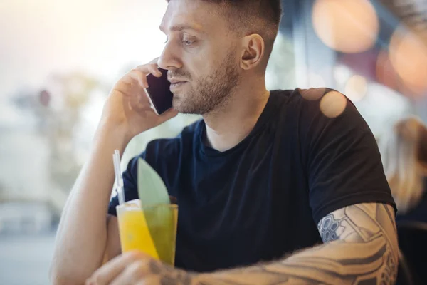 Jovem Atraente Está Falando Por Telefone Celular Bebendo Limonada Fresca — Fotografia de Stock