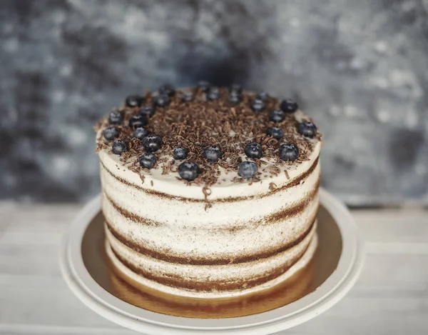 Chocolate cake with cream cheese and berries — Stock Photo, Image