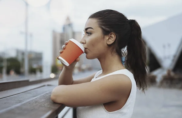 Mujer atractiva joven bebiendo café . — Foto de Stock