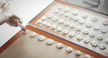 Beyaz pastel beze kurabiye hamur işi çanta ve silikon mat işlemine hazırlama.