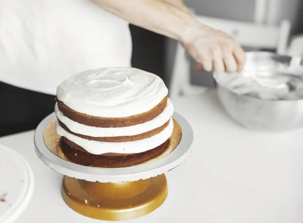 Close up of chocolate cake with white butter cream. — Stock Photo, Image