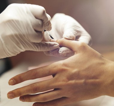 Manikürcü boyalar güzellik salonu içinde çivi. Atış kapatın.