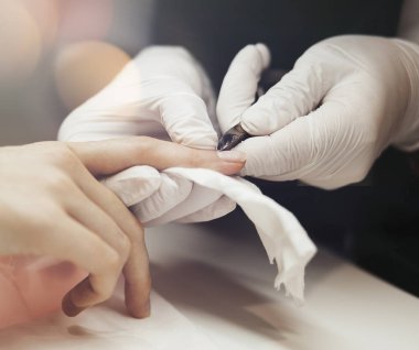 Manikürcü iterek Cuticles üzerinde kadın çivi ile metal sopa için kütikül içinde güzellik salonu kadar kapatın.