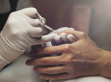 Manikür ustası çivi ile oje güzellik salonda boyalar.