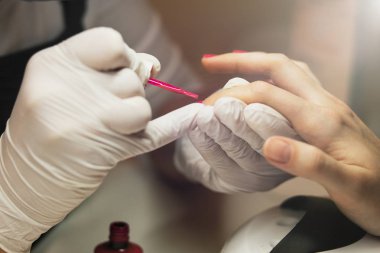 Manikür asıl çivi ile oje güzellik salonda boyalar.