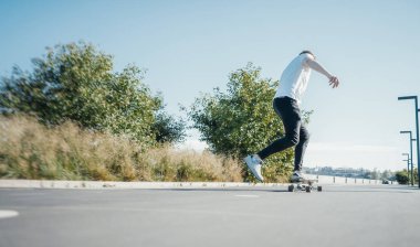 Genç çekici adam sürme longboard.