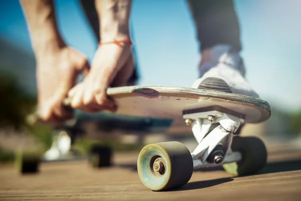 Primer plano del joven atractivo montando longboard en el parque . —  Fotos de Stock