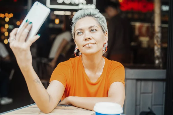 Attraktiva blonda flickan att göra selfie — Stockfoto