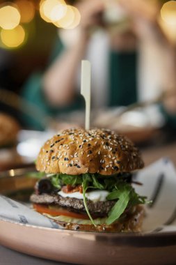 Taze Burger Cafe arka planda diğer burger ile yakın çekim.