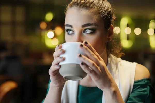 Primer plano de la joven morena bebiendo café — Foto de Stock