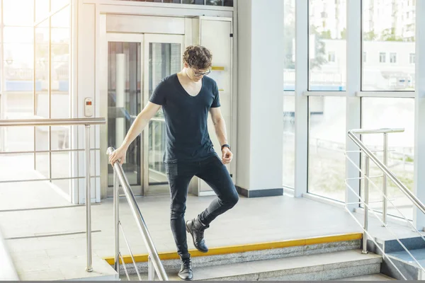 Odległy plan młodego człowieka na schodach na stacji kolejowej. — Zdjęcie stockowe