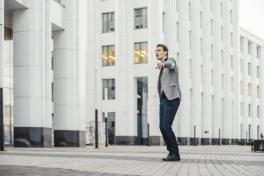 Giden veya işten ve dans mutlu adamın uzak planı.