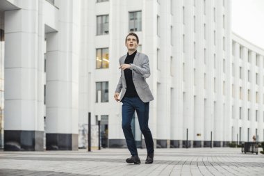 Giden veya işten ve dans mutlu adamın uzak planı.