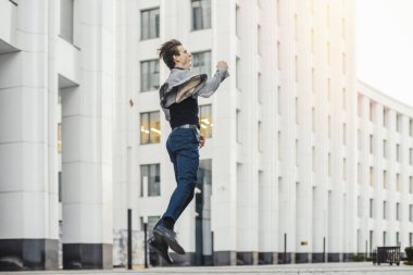 Giden veya işten ve dans mutlu adamın uzak planı.