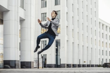 Giden veya işten ve dans mutlu adamın uzak planı.