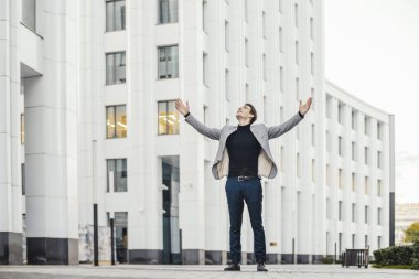 Mutlu adam kollarını için işten geçmeden süre yükselterek uzak planı.