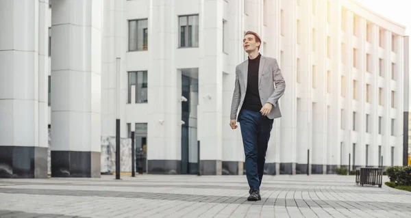 Plano distante de homem feliz indo de ou para o trabalho e dança . — Fotografia de Stock