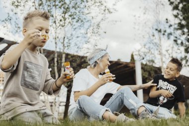 Kabarcıklar açık havada parkta üfleme ailesinin yakın çekim.