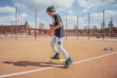 Skateboading çocuğun renkli Bahçesi, yakın çekim.