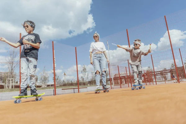 Close up of skateboarding family at playground. Happy family concept. — Stock Photo, Image