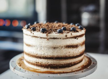 Çikolatalı kek krem peynir ve çilek ile yakın çekim.