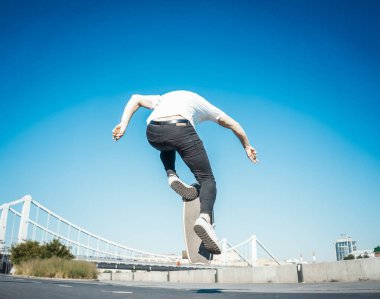 Longboard parkta genç çekici kişini.