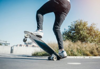 At binme ve longboard parkta atlama genç çekici adam.